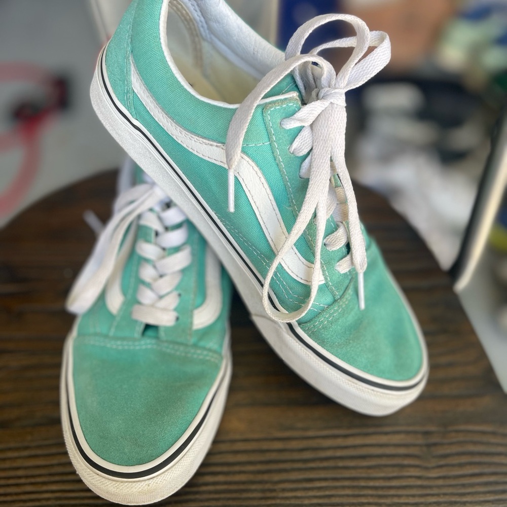 Vans size 7.0 women’s 5.5 men’s.